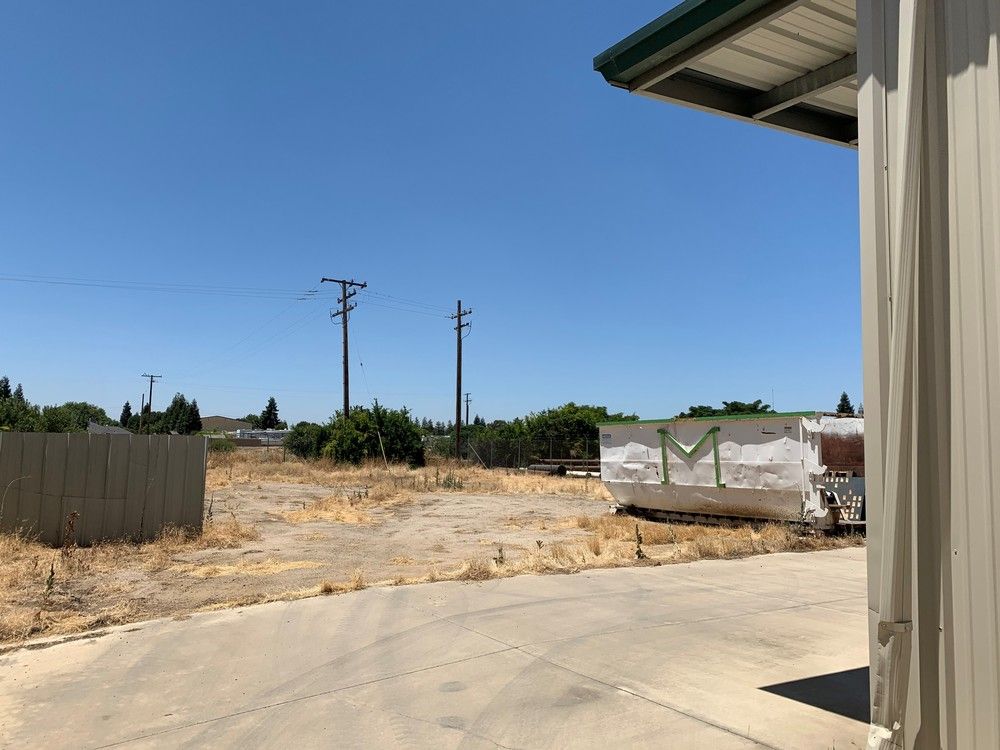 Freestanding Office/Warehouse + Fully Fenced Concrete Yard: 646 Industrial Dr, Exeter, CA 93221